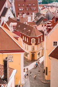 2018年6月10日。塔林, 爱沙尼亚。塔林老城, 狭窄的街道, 中世纪的建筑和小餐馆, 咖啡馆