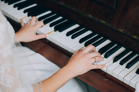 弹钢琴的手婴儿用成人的手弹钢琴手指弹钢琴的小模型孩子的手弹钢琴