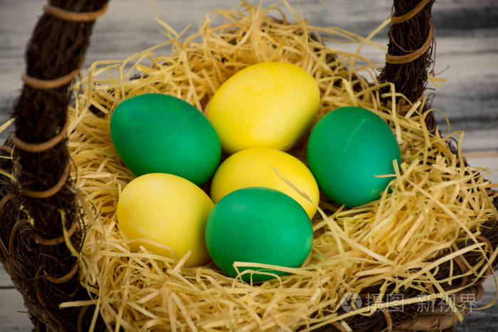 黄色和绿色的复活节彩蛋