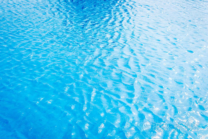 泳池配有蓝水详情