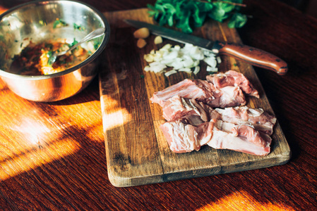 生鲜羊腩肉排骨和调味料木制背景