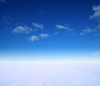 雪山和蓝蓝的天空