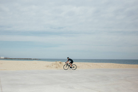 骑自行车海边图片
