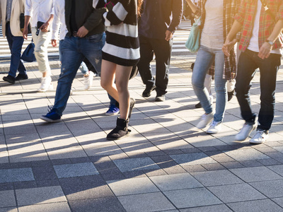 走在大街的人行道上市区城市背景下的人照片