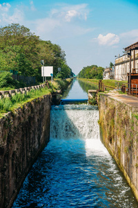Naviglio Pavese, 一条连接米兰城和意大利帕维亚的运河的锁