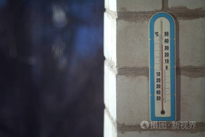 挂在墙上的温度计表明高温