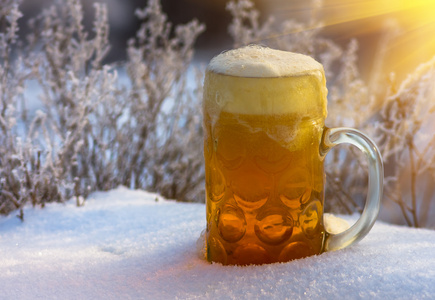 啤酒在雪中