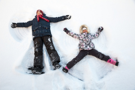 孩子们在享受冬天雪玩