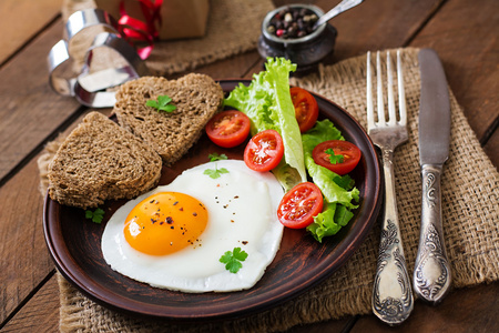 早餐在情人节煎的鸡蛋和面包，一颗心的形状