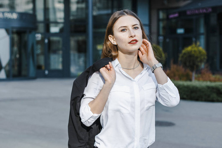 一个商人走在街上。一个穿着西装的女孩在办公室里。城里的一个好女孩