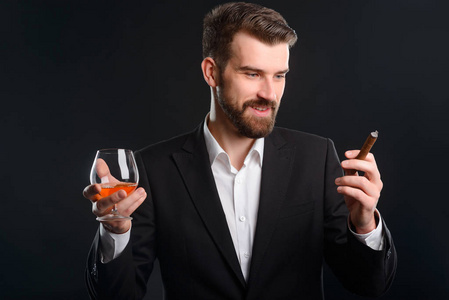绅士与玻璃和雪茄.