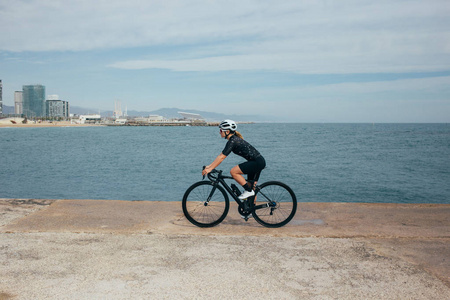 骑单车的女子骑着海边