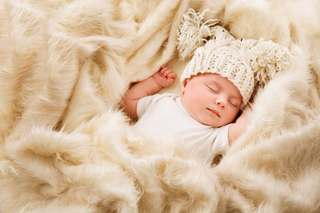 刚出生的婴儿睡在帽子里，睡新出生孩子，睡着了的孩子