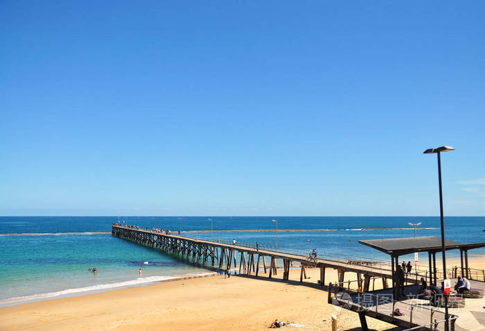 长的木质码头提供步行方式到海.澳大利亚阿德莱德阳光明媚的夏日海景