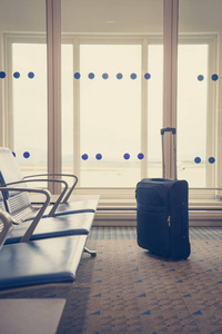 旅行行李在机场航站楼。行李箱在机场德帕