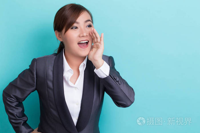 亚洲妇女做呼喊手势