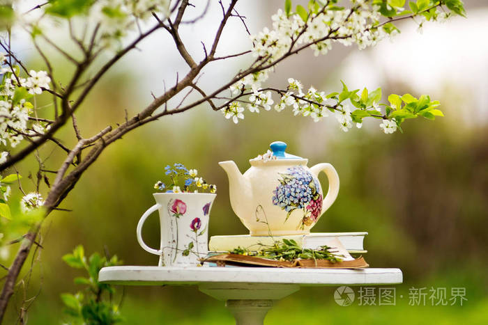 桃花树下喝茶的图片图片
