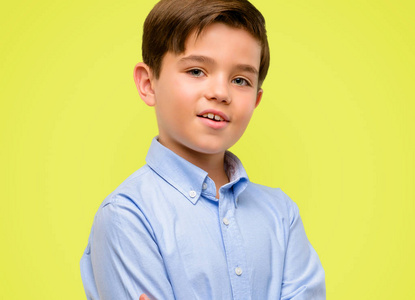 英俊的蹒跚学步的孩子与绿色的眼睛自信和快乐与一个大的自然微笑笑过