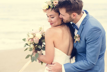 年轻夫妇在海滩结婚