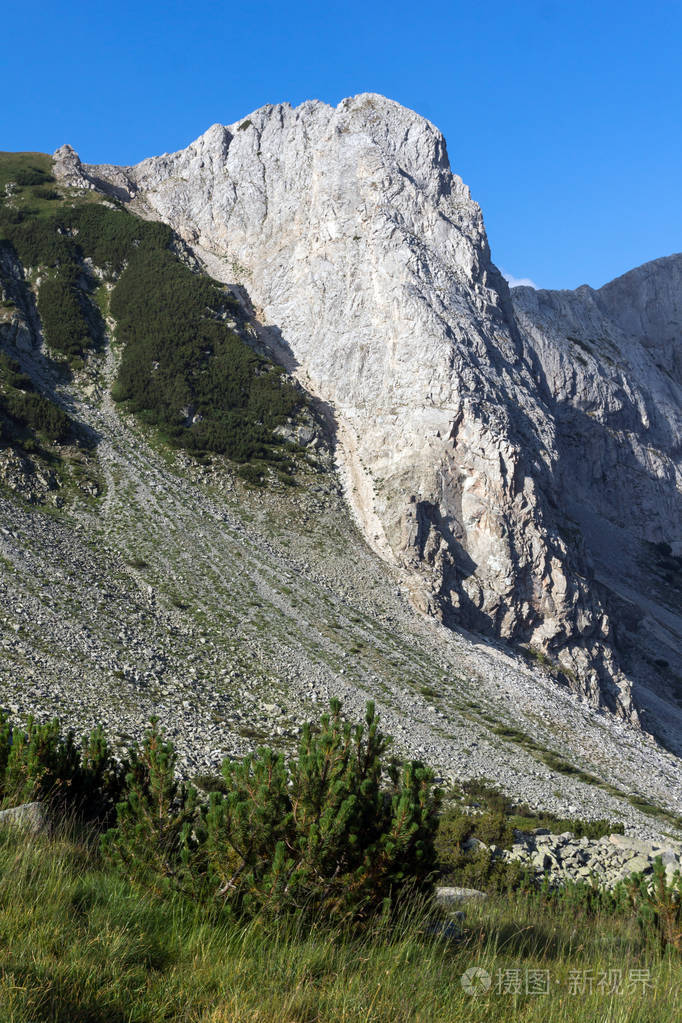 令人惊异的 Sinanitsa 山顶覆盖着影子，皮林山岩石全景