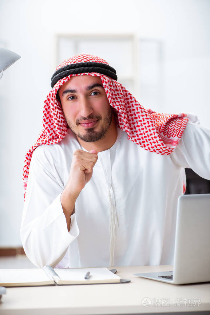 阿拉伯商人在办公室工作