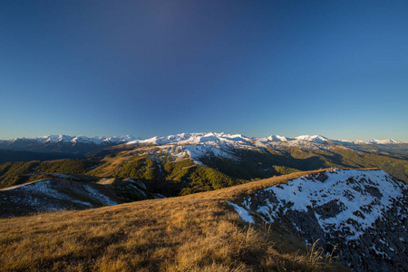 金色的秋天，在高加索和 Adygea 中的自然公园大撒奇山的山坡上