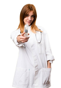 年轻的医生位妇女抱着一个注射器