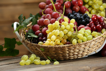 生动的成熟的葡萄在篮子里