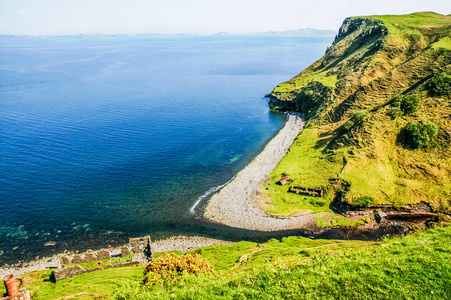 流入大海的小山河照片