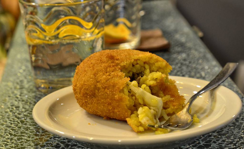 豌豆米意大利西西里岛地区的特产: arancino.