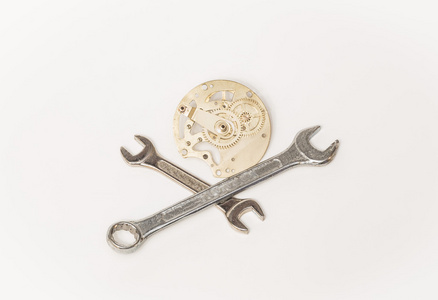 扳手的特写机械齿轮类零件和扳手特写视图照片