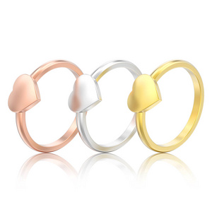 3d 例证三被隔绝的不同的金子订婚婚礼心脏圆环以反射在白色背景上