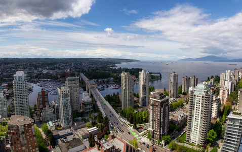 空中全景的美丽的现代城市景观在多云的一天。在加拿大不列颠哥伦比亚省温哥华市中心拍摄。高品质和分辨率