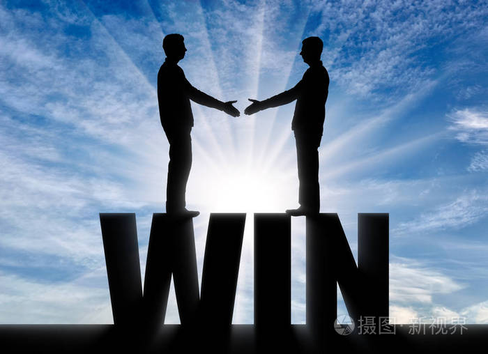 两个人将握手站在这个词的胜利双赢理念与企业互利
