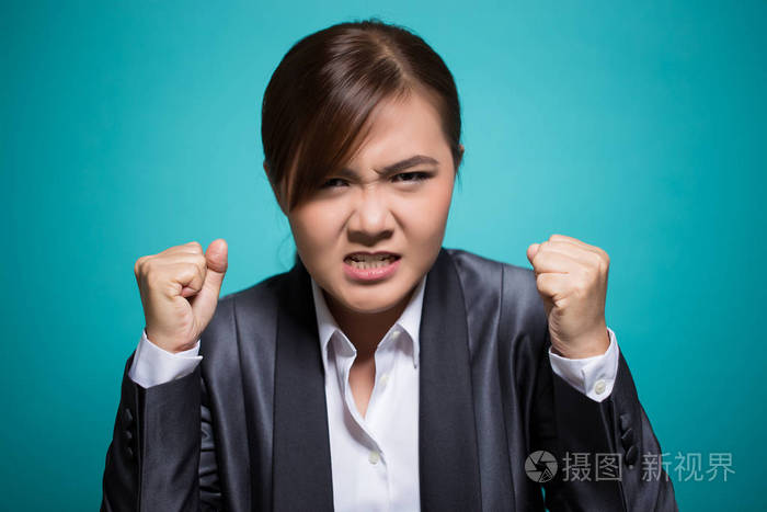 愤怒的女人尖叫