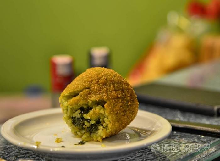 意大利西西里岛地区的特产: arancino.