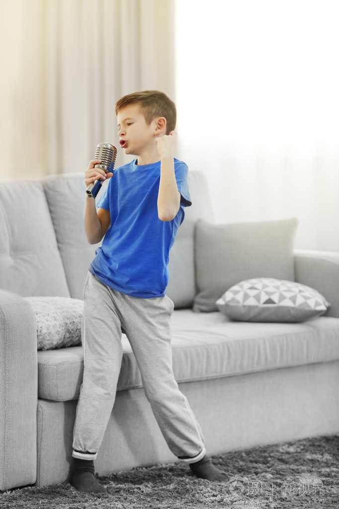 小男孩用麦克风唱歌