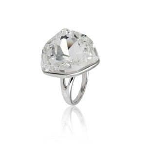 孤立在白色背景上的银色钻石戒指