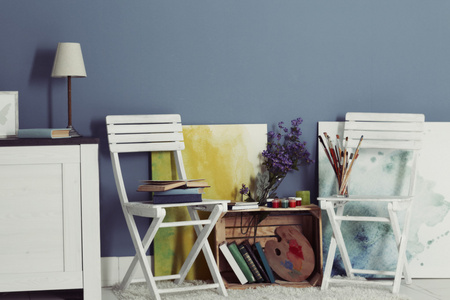 房间设计与白色家具，书柜，图片，蓝色的墙上的花朵