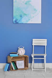房间设计与白色的椅子 书柜 蓝色墙上的图片