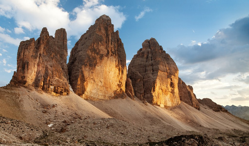 晚上或的视图，其中包括 Zinnen Tre 犯罪 di Lavaredo