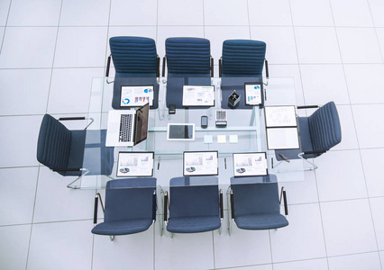商务会议在现代会议室的商业伙伴的装备的书桌