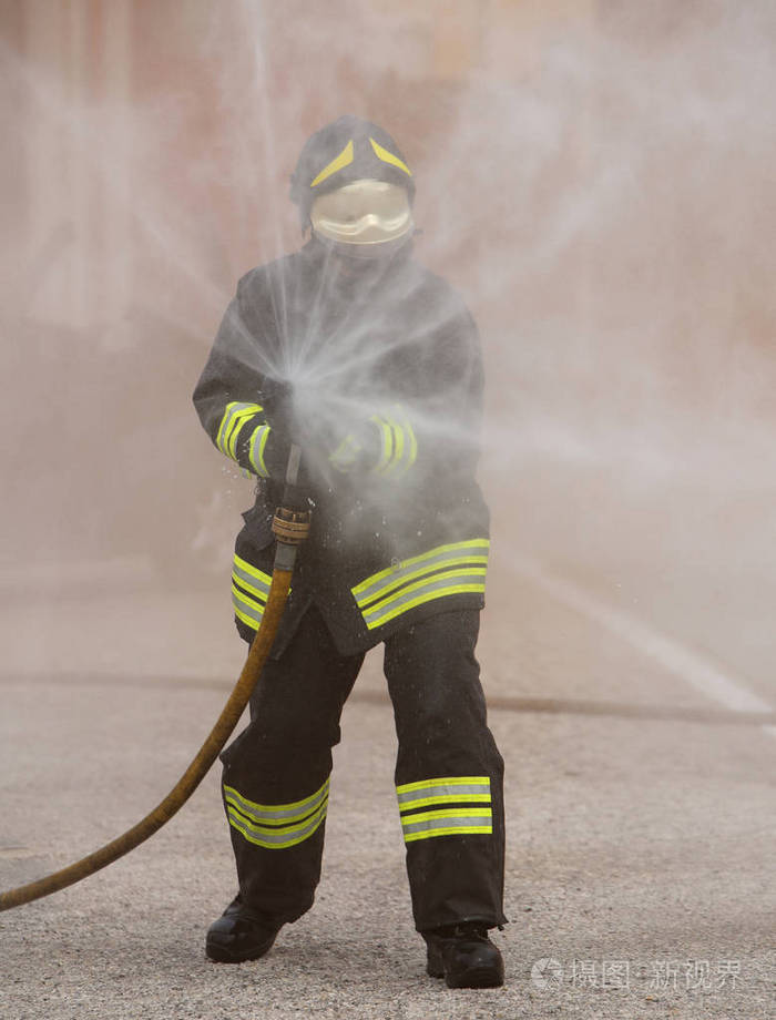 消防员在演习中使用灭火器灭火灭火