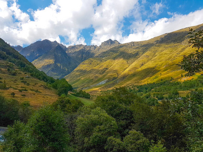 美丽的风景，在比利牛斯村庄 A 附近的山脉