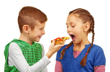 儿童吃披萨