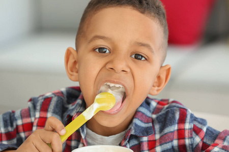 非洲裔美国男孩吃酸奶