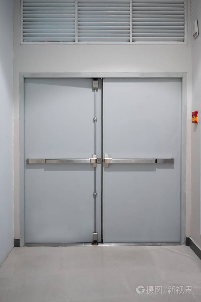 在墙上建立火灾报警开关的紧急出口门