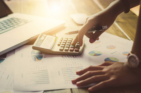 桌子上的数值分析,财务会计工作的商人照片