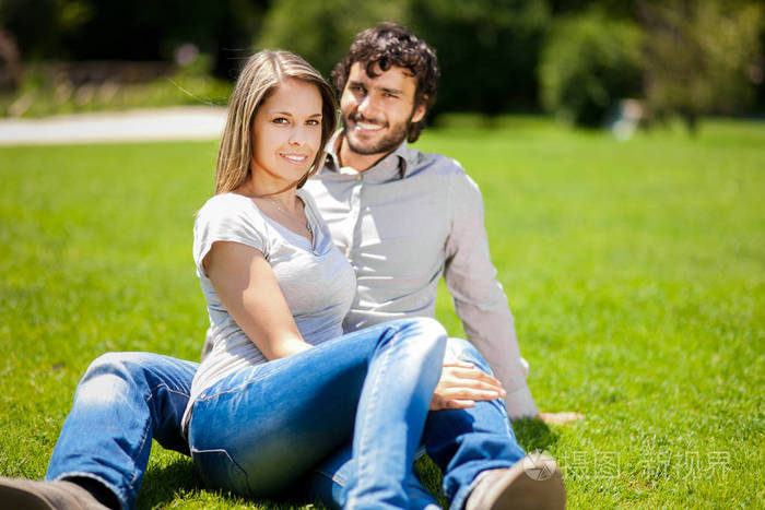幸福的情侣坐在公园