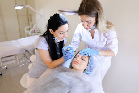白种女人访问专业皮肤科医生和美容师永久化妆